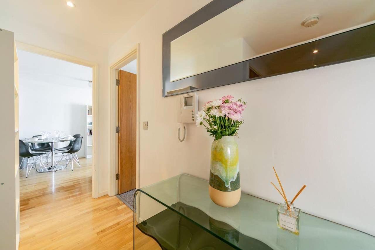 Room With Private Bathroom In A Modern Two Bedroom Two Bathroom Flat Лондон Экстерьер фото